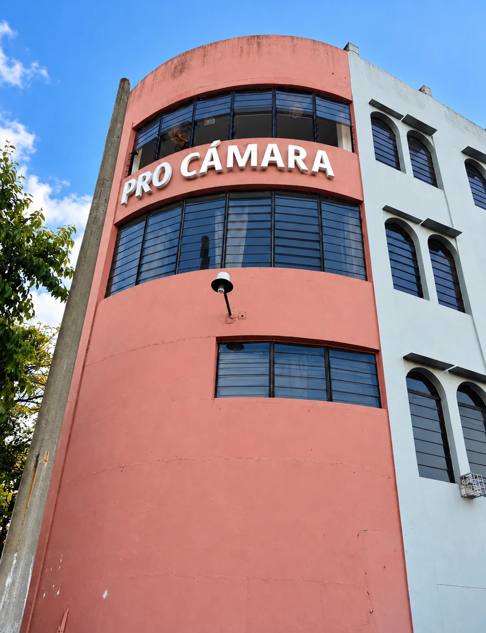 Fachada rosada del Edificio Pro Cámara, con el rótulo PRO CÁMARA